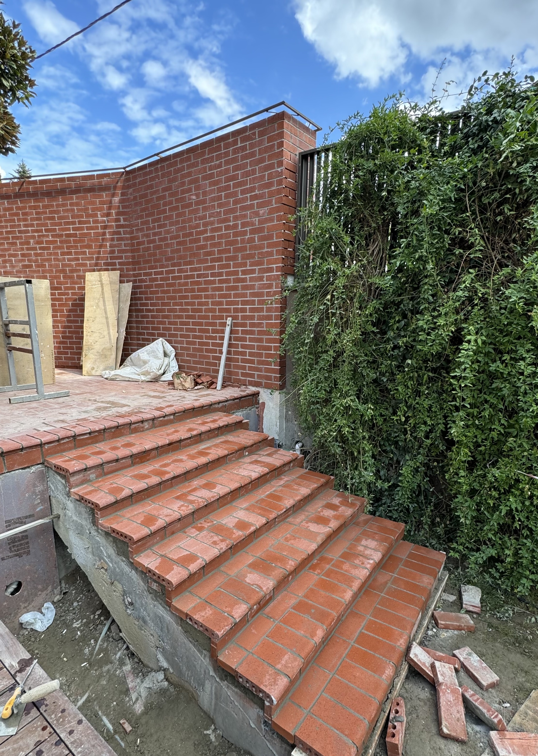 Yeniköy Konut Projesi: Klinker Tuğla Cephe Kaplama ve Taban Tuğlası Uygulaması