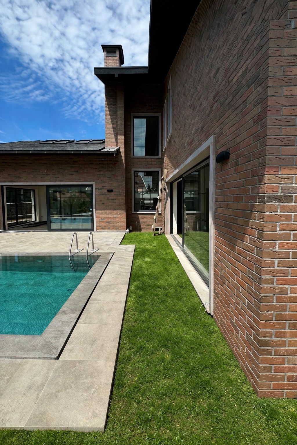 Zekeriyaköy Villa Cephe Tuğla Kaplama ve Andezit Taş Bahçe Uygulaması